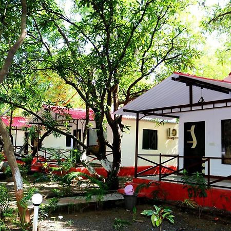 The Wilds Villa Gir Jungle Stay With Swimming Pool Sasan Gir Exterior foto